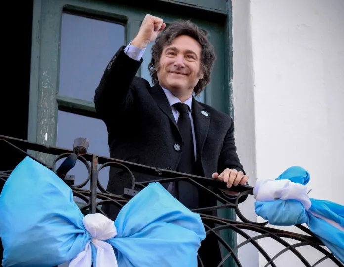 Milei visitó La Rural y prometió bajar las retenciones al campo en 2025