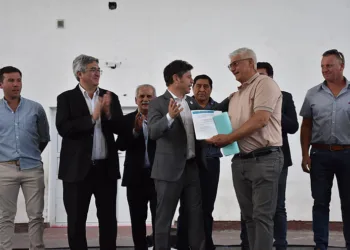 Kicillof y Rodríguez entregaron la habilitación al primer frigorífico de faena bovina