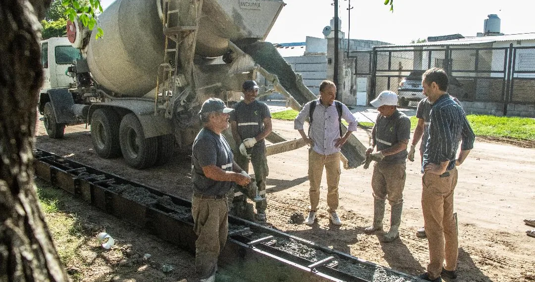 Se concretan más obras de cordón cuneta y pavimento en el barrio Mayor López