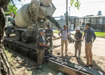 Se concretan más obras de cordón cuneta y pavimento en el barrio Mayor López