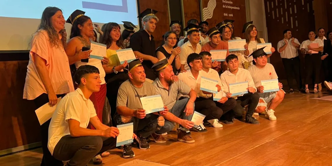 En Junín agasajaron a los 84 nuevos egresados del Plan FinEs