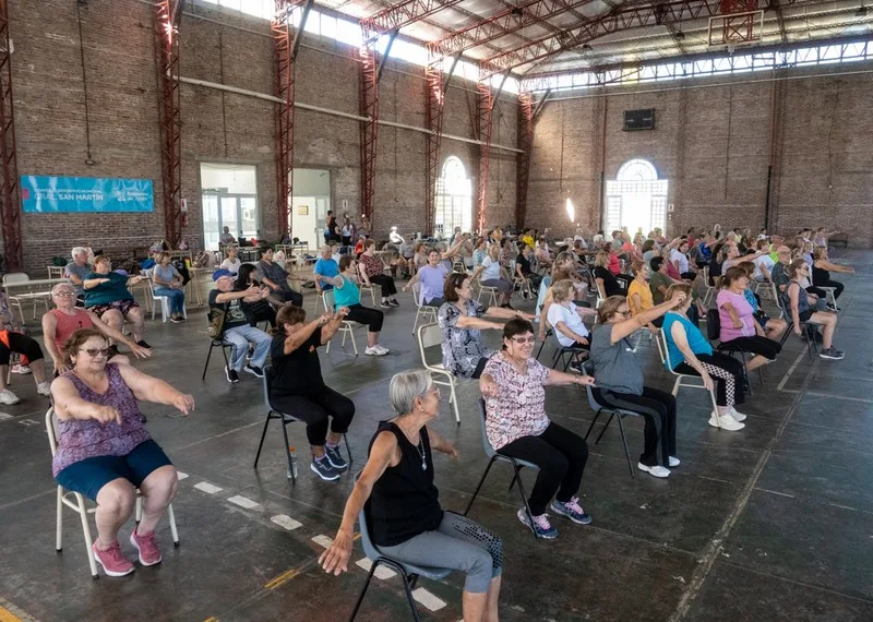 Unos 200 adultos mayores disfrutaron del comienzo de la colonia de verano