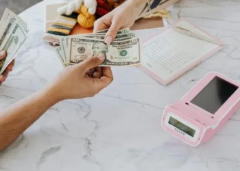 En una semana caliente, el dólar blue cerró con una suba acumulada de 55 pesos