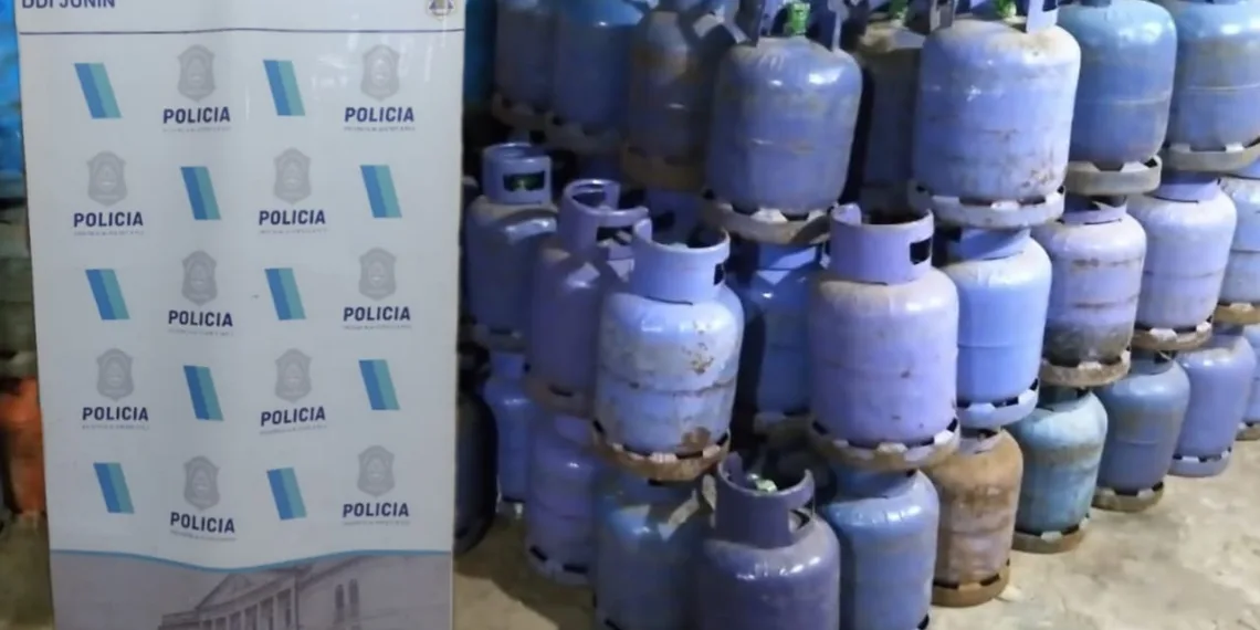 Recuperó la policía 115 garrafas que fueron halladas en una obra en construcción