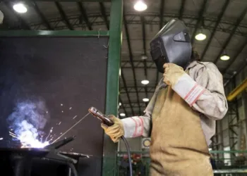 Pronostican que Argentina terminará este año con una recesión menor a la estimada