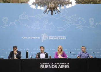 Kicillof rechazó la venta de Aerolíneas Argentinas y dijo que la Provincia podría tomar el control