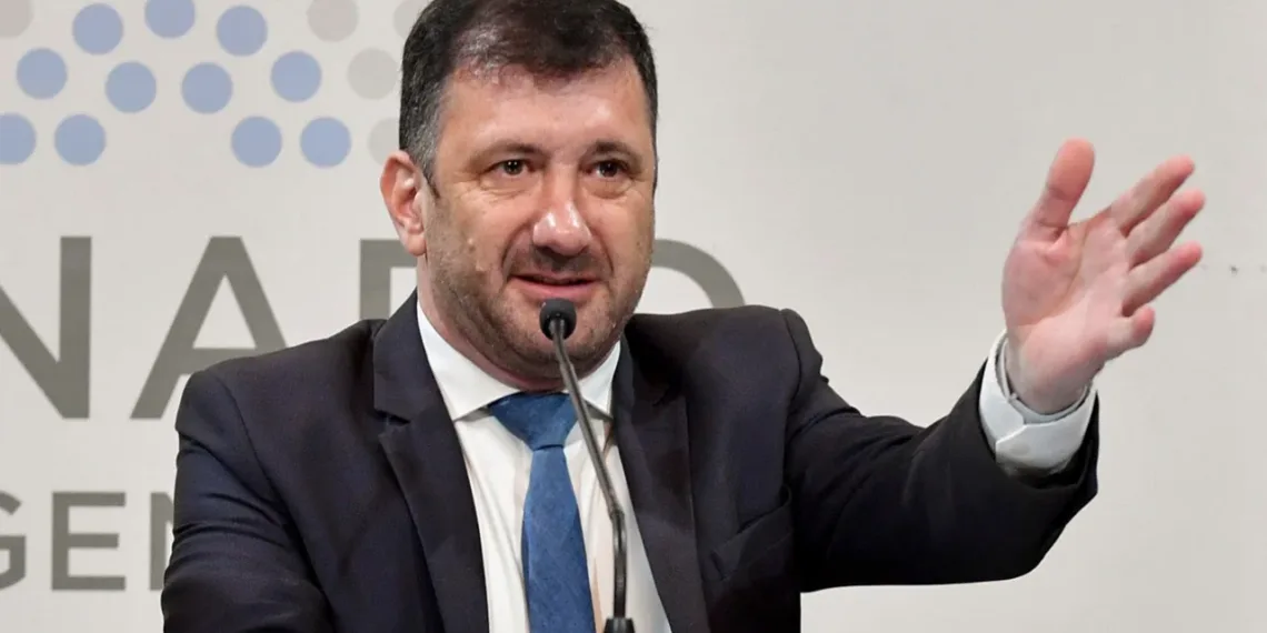 Edgardo Kueider pidió licencia en el Senado mientras sigue detenido en Paraguay por los dólares sin declarar
