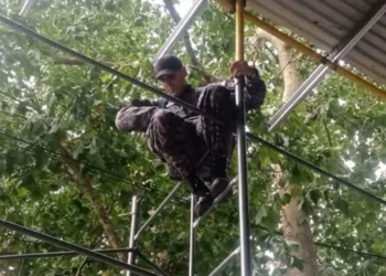 Penitenciario de Junín se esposó a un andamio en La Plata para pedir justicia