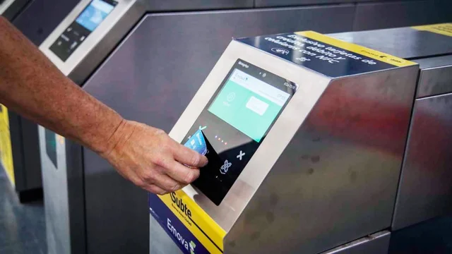 Comenzó a funcionar el sistema para pagar el subte con tarjeta de débito, crédito y celular