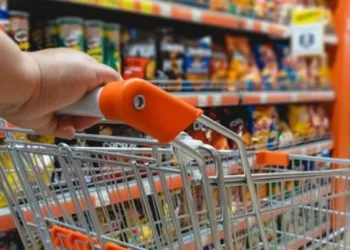 Las ventas en supermercados cayeron 17,8% en octubre, según el Indec