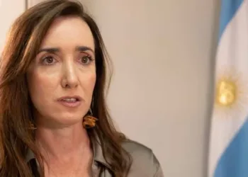 Villarruel embistió contra Cristina por recomendar una serie sobre los setenta: “Mirala presa en Ezeiza”