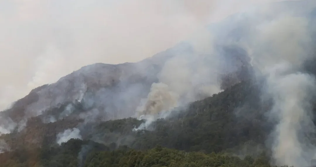 El incendio en el Parque Nacional Nahuel Huapi no da tregua y ya se consumieron más de 3.500 hectáreas
