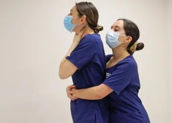 Cómo realizar la maniobra de Heimlich ante un caso de atragantamiento