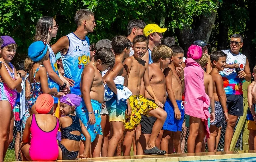 Se desarrolló un encuentro de natación con más de 300 chicos y chicas