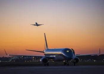 El Gobierno mantendrá un impuesto que encarece los pasajes al exterior un 7%