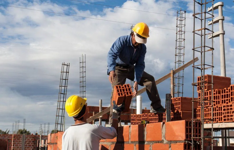 Histórica caída de la construcción en Argentina: factores y consecuencias