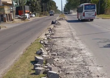 La Plata: el municipio cerró un cruce de calles y  durante la noche lo reabrieron a mazazos