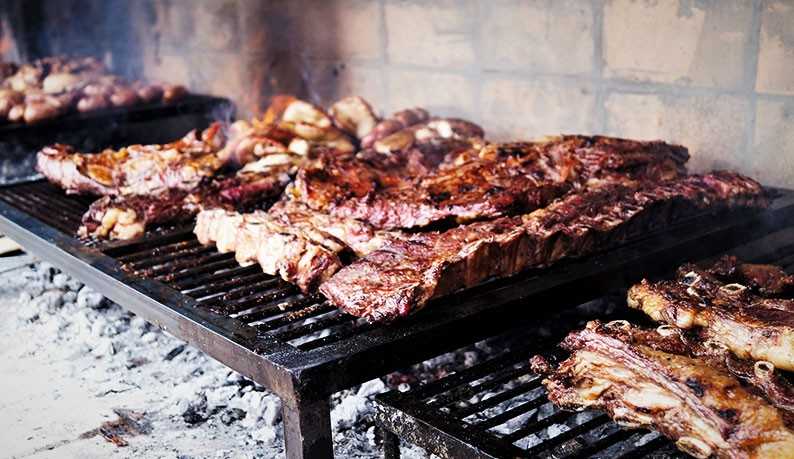 Las diferencias de hacer un asado completo en Florianópolis y en Buenos Aires