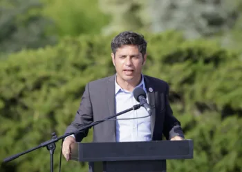 Kicillof lamentó «la caída del turismo» y la atribuyó al «plan económico» de Milei