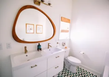 La clave para transformar tu baño: espejos y lámparas de pared