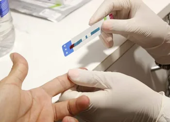 Kicillof anunció que cubrirá análisis contra el HIV que dio de baja Milei