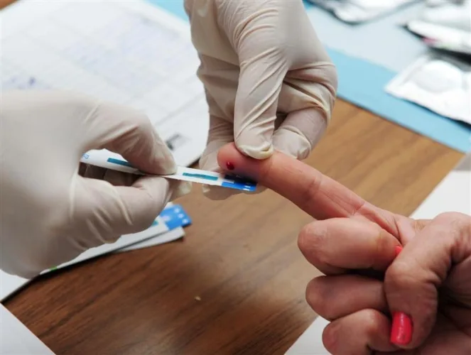 La Provincia cubrirá análisis para personas con VIH