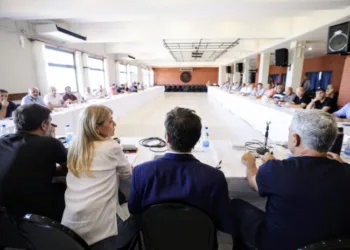 En una cumbre con Kicillof, 35 intendentes del PJ pidieron avanzar con el desdoblamiento