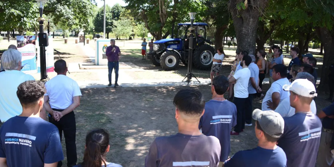 Desarrollo Agrario entregó un tractor 0km para mejorar los caminos rurales en Navarro