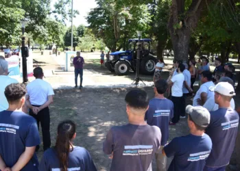 Desarrollo Agrario entregó un tractor 0km para mejorar los caminos rurales en Navarro