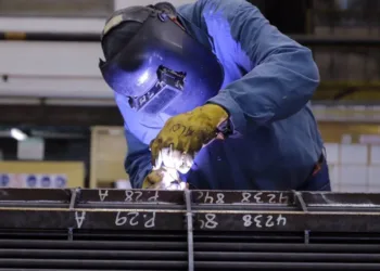 Trabajadores metalúrgicos acordaron un aumento salarial del 12,3%