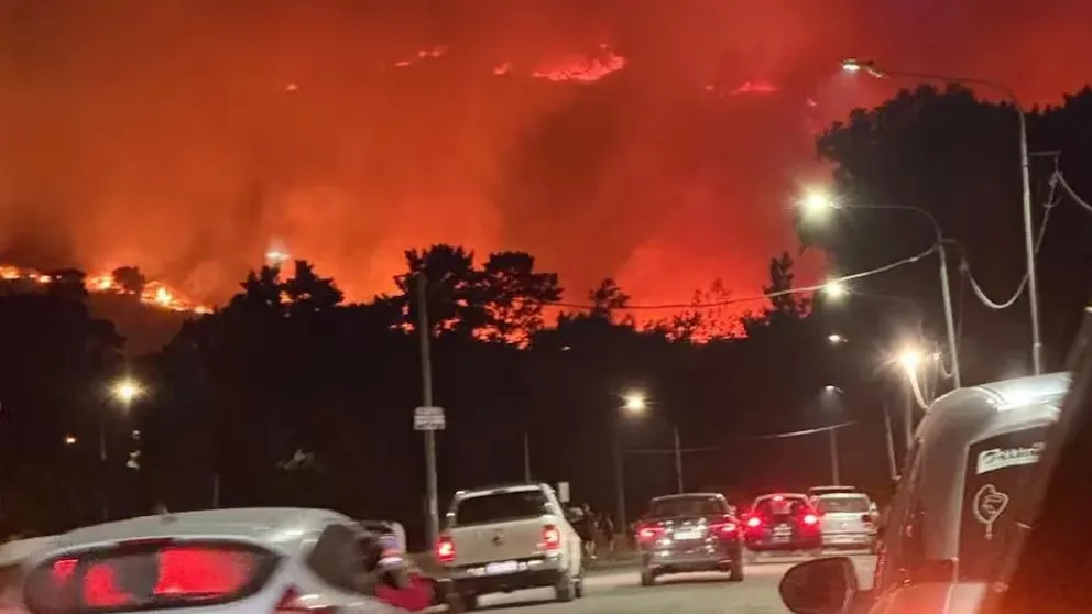 Tandil en alerta por un devastador incendio forestal en el Cerro de la Cruz