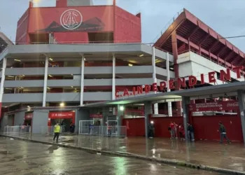 No zafó ninguno: pintadas contra dirigentes, representantes y hasta periodistas en la cancha de Independiente en la previa del partido ante Sarmiento