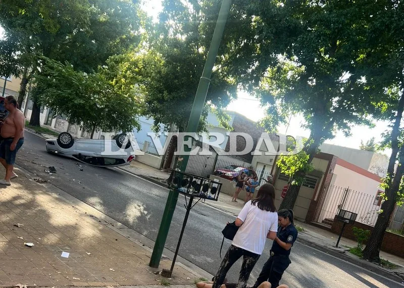 Espectacular accidente y vuelco en barrio Fátima