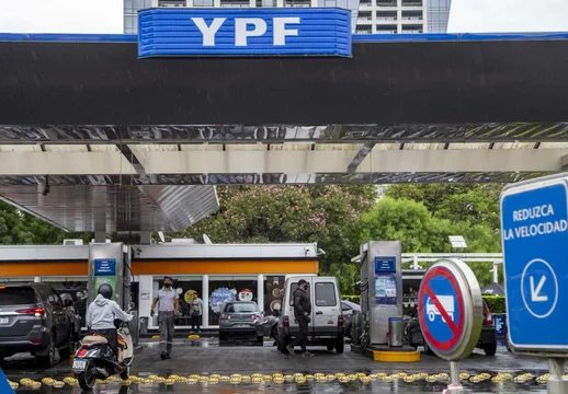Los precios de los combustibles subieron 2% a pesar de que el Gobierno postergó el alza de un impuesto