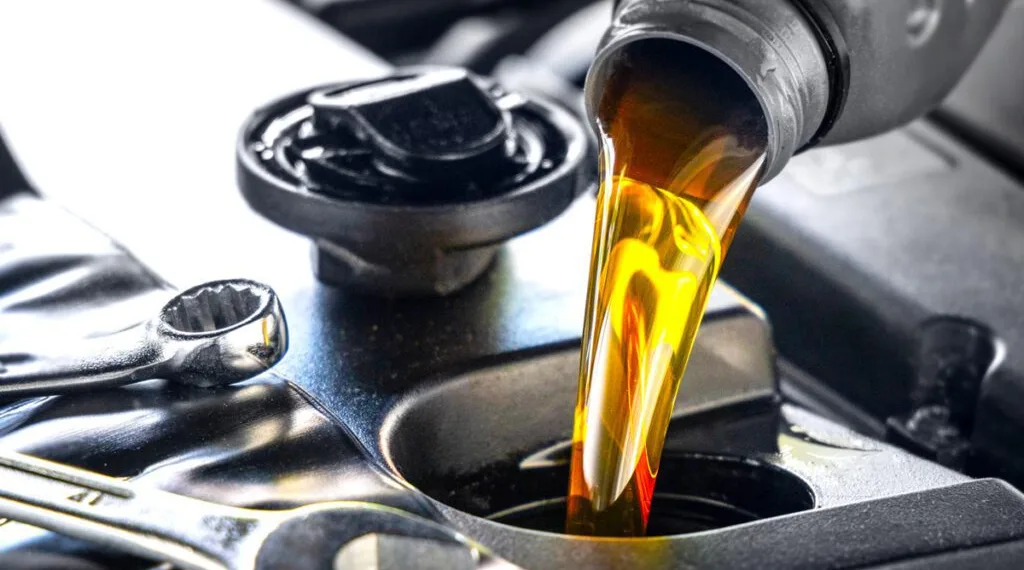 Esto le pasa al motor de tu auto cuando le ponés más aceite que el recomendado