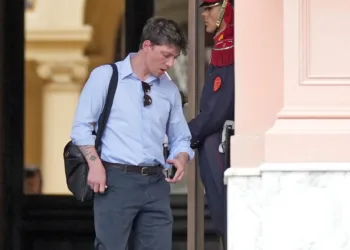 El Gobierno profundiza las críticas a Santiago Caputo para correr a Milei del centro de la escena