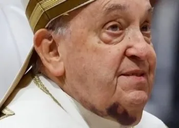 El papa Francisco padece neumonía bilateral y su estado es «complejo», según el Vaticano