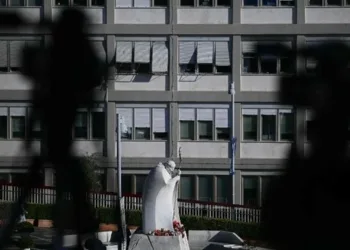 El papa Francisco pasó “una noche tranquila”