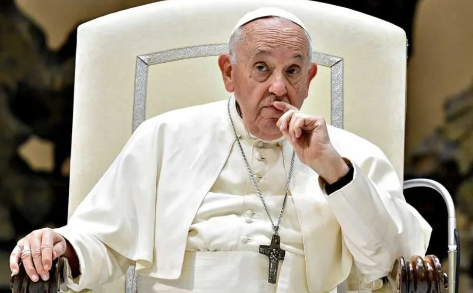 Internaron al papa Francisco por una bronquitis