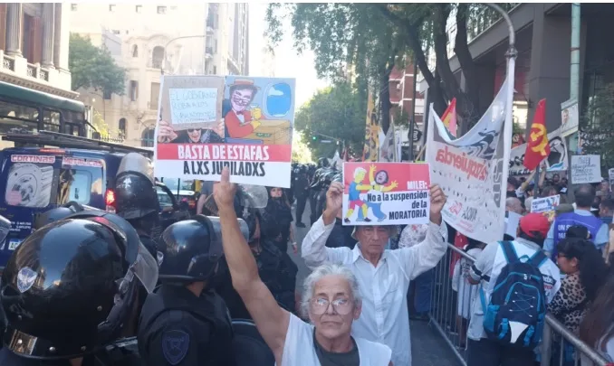Represión con gases y palos a la movilización de jubilados