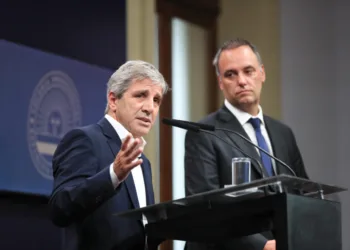 Tasas municipales: Primer fallo favorable a Caputo  en su pelea contra los intendentes bonaerenses