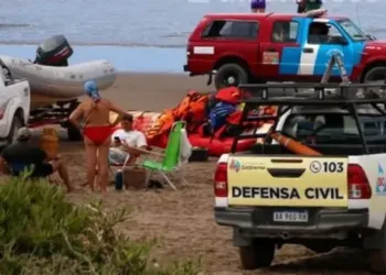 Hallaron muerto al joven que había desaparecido tras meterse al mar con sus amigos en Necochea
