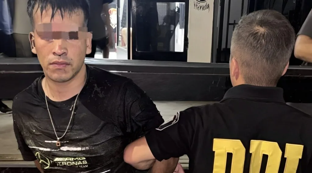 Un policía se disfrazó de barbero y arrestó a un sospechoso de homicidio cuando fue a cortarse el pelo