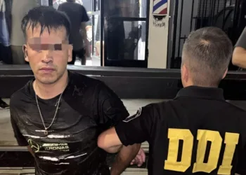 Un policía se disfrazó de barbero y arrestó a un sospechoso de homicidio cuando fue a cortarse el pelo