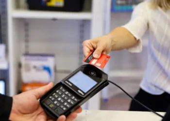 Desde hoy los comercios podrán recibir pagos en dólares con tarjeta de débito