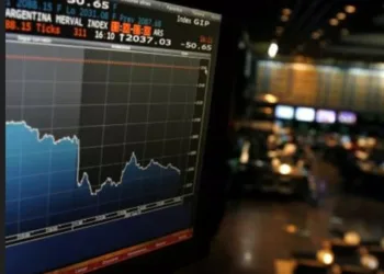 Temblor financiero: cayeron bonos y el Merval y el riego país terminó arriba de 700 puntos