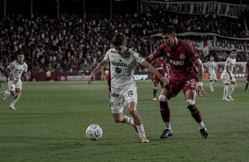 Lanús superó a Sarmiento y consiguió su primera victoria en el campeonato