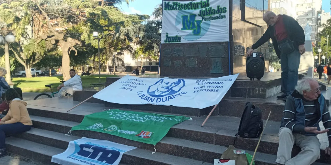 En Junín, los jubilados también se manifestaron en contra del Gobierno