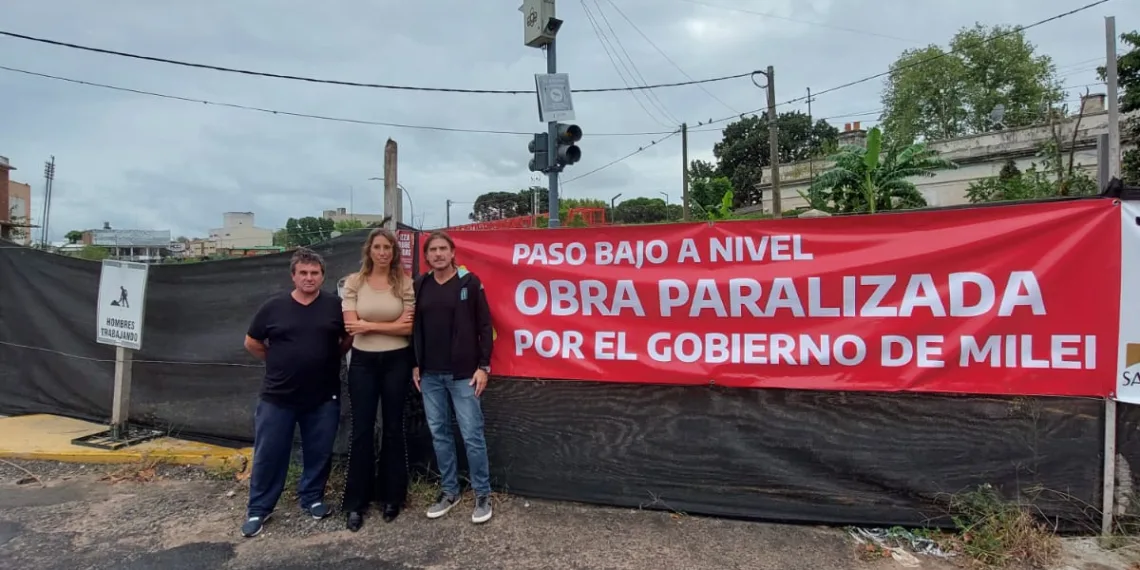 La «Agrupación Primero Junín» señalizó la paralización de las obras del Viaducto