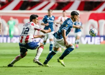 Racing le ganó a Unión con un jugador menos y se acercó a puestos de clasificación